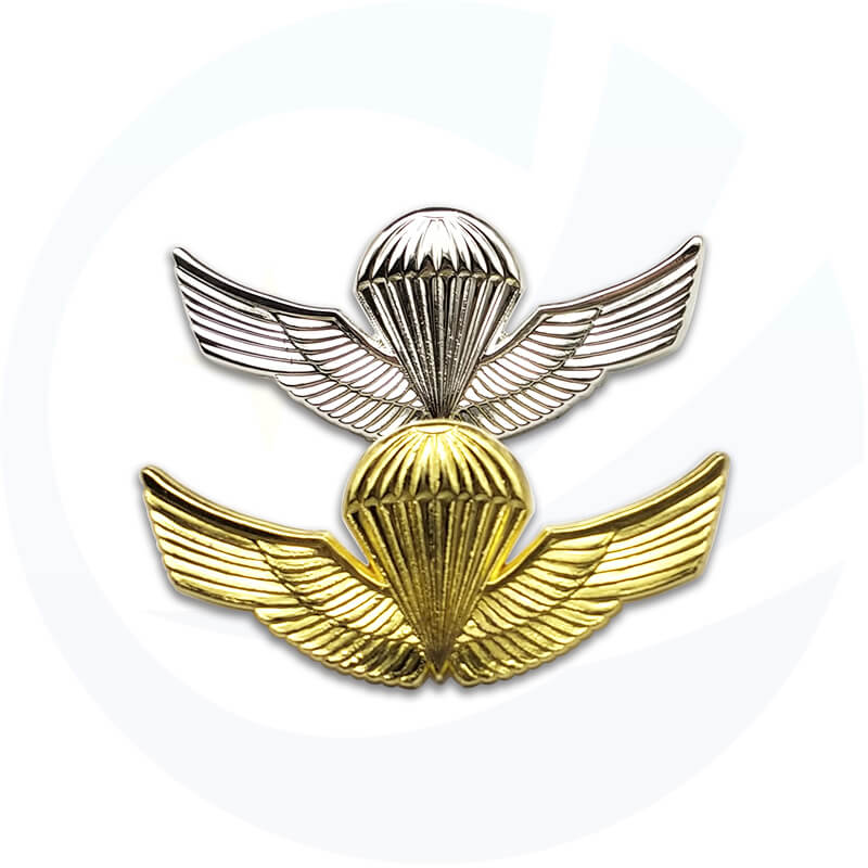 Distintivo della polizia militare in bronzo grande oro
